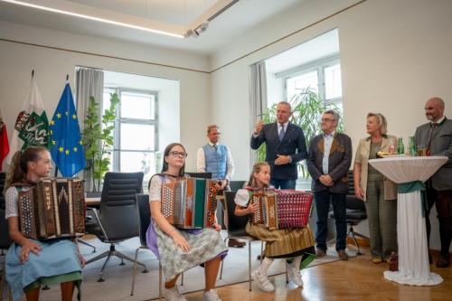 Landeshauptmann Mario Kunasek beim Empfang für die Harmonika-Talente in der Grazer Burg © Land Steiermark/ Streibl